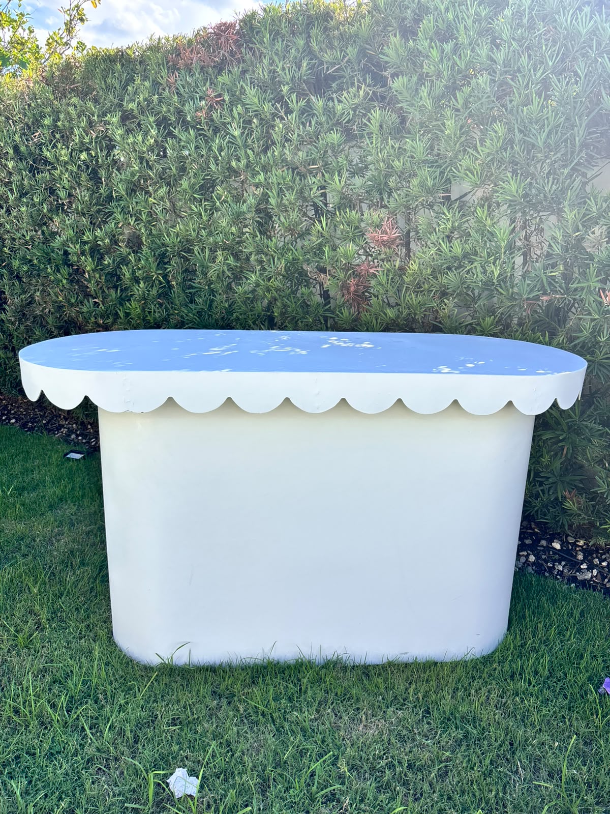 Mesa ovalada con tapa ondulada blanca